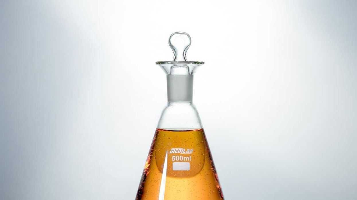 500 ml laboratory flask containing amber-colored liquid