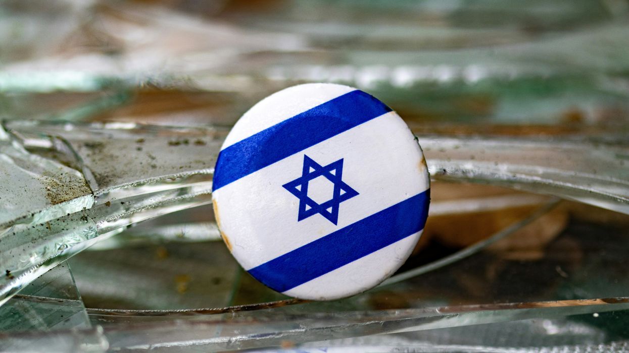 a button with the flag of israel on it
