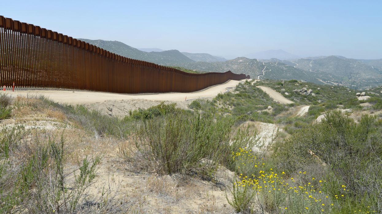 Botánicos de México y EEUU documentan un ecosistema dividido por el muro fronterizo