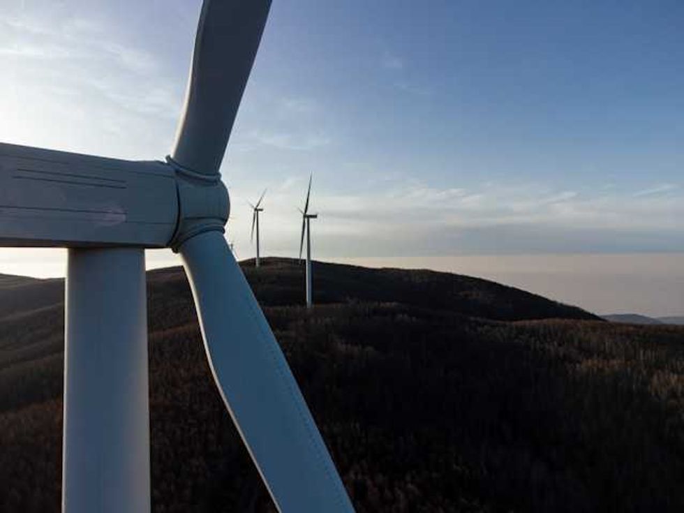 Largest US renewable project begins generating electricity