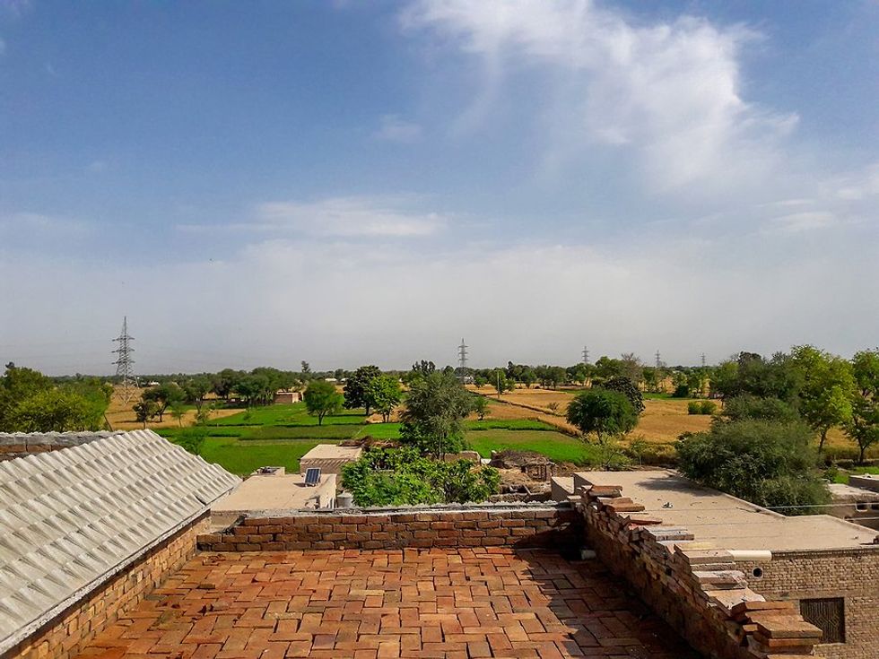 Pakistanis adopting solar power, drawn by low solar panel prices
