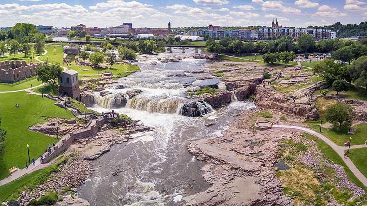 A view of the falls in Sioux Falls South Dakota with the city in the background