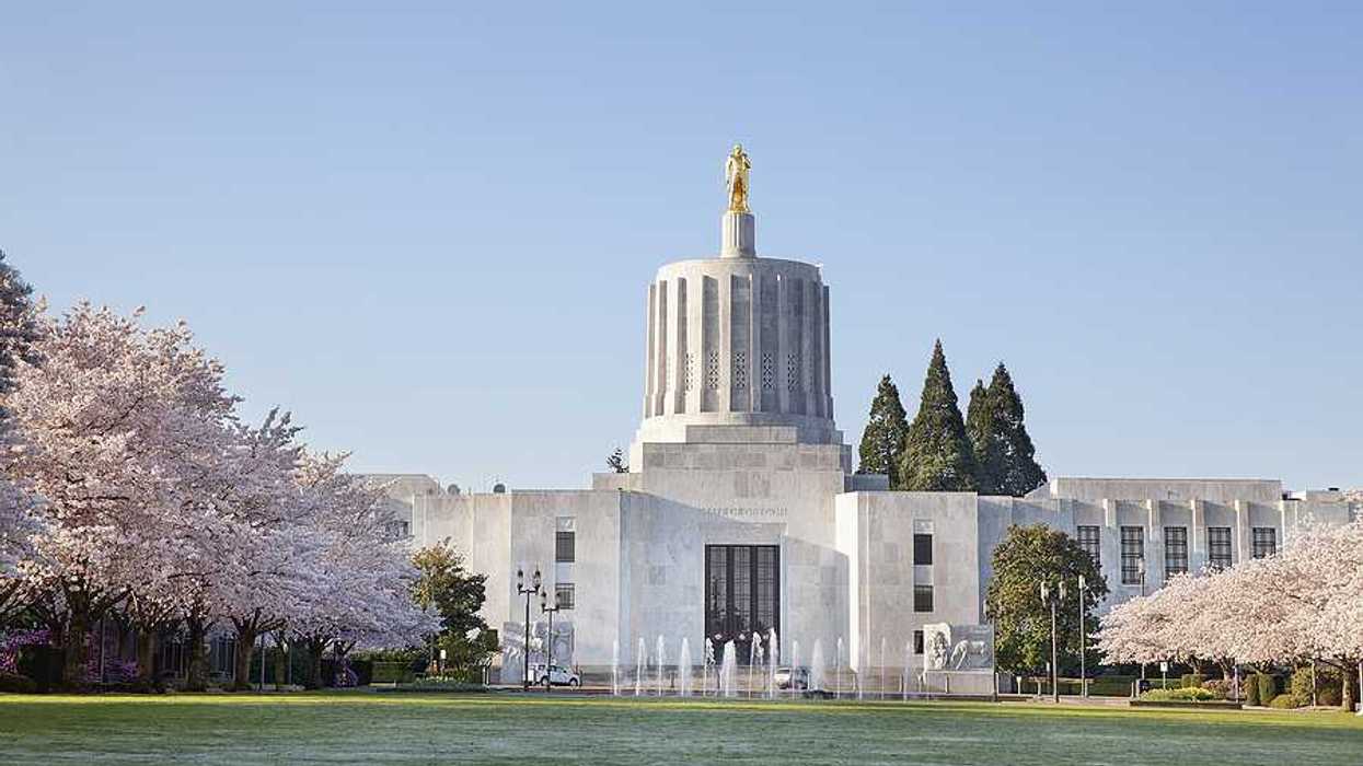 A view of the Salem, Oregon state house with green lawn in the foreground