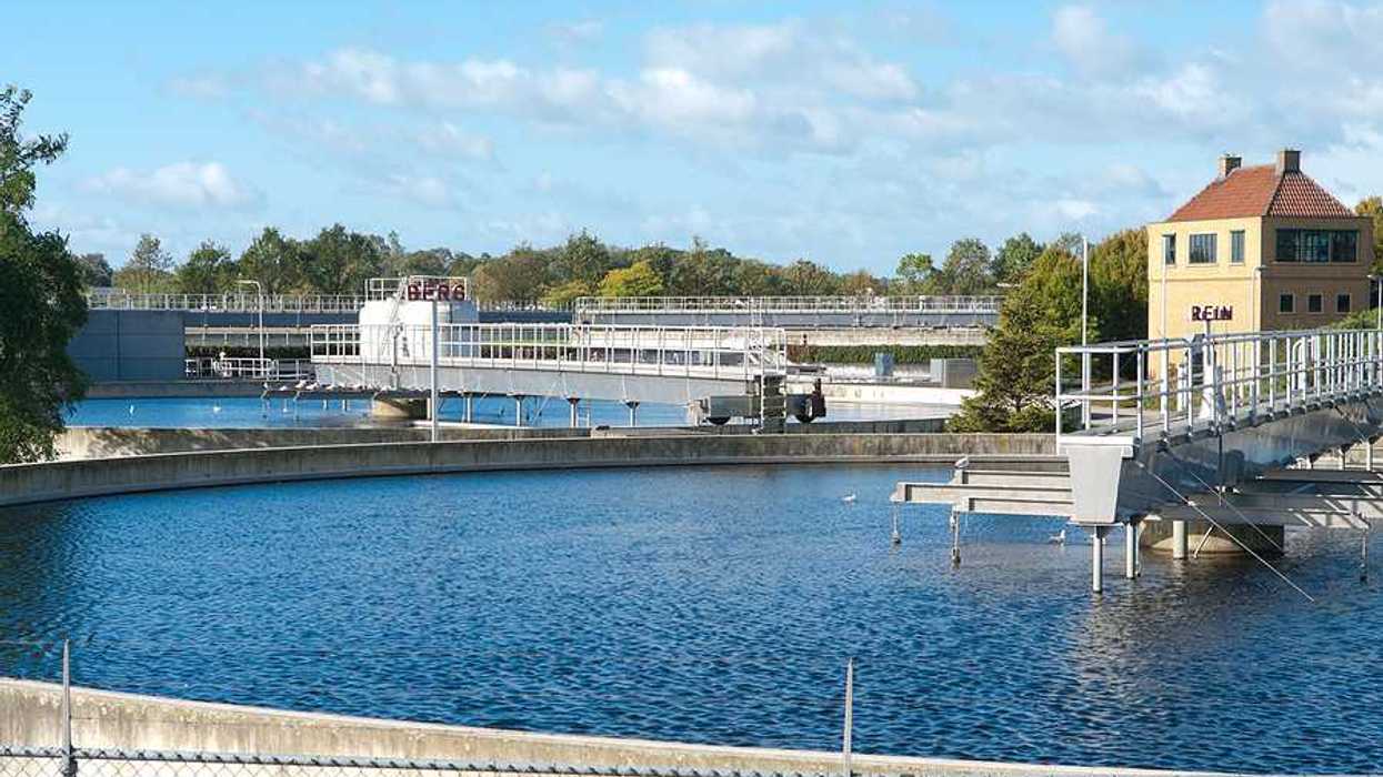 A water treatment facility with water holding sections