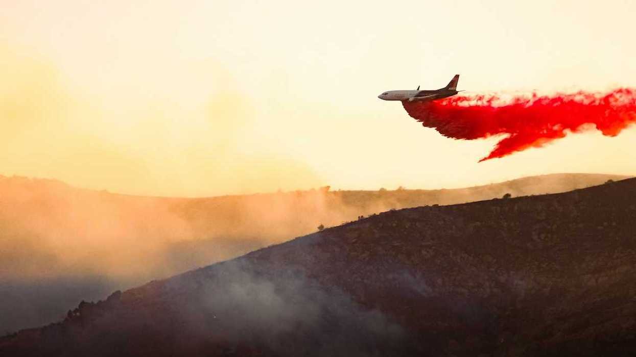 Aircraft drops fire retardant on a wildfire