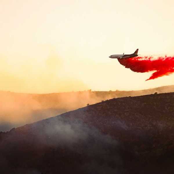 Aircraft drops fire retardant on a wildfire