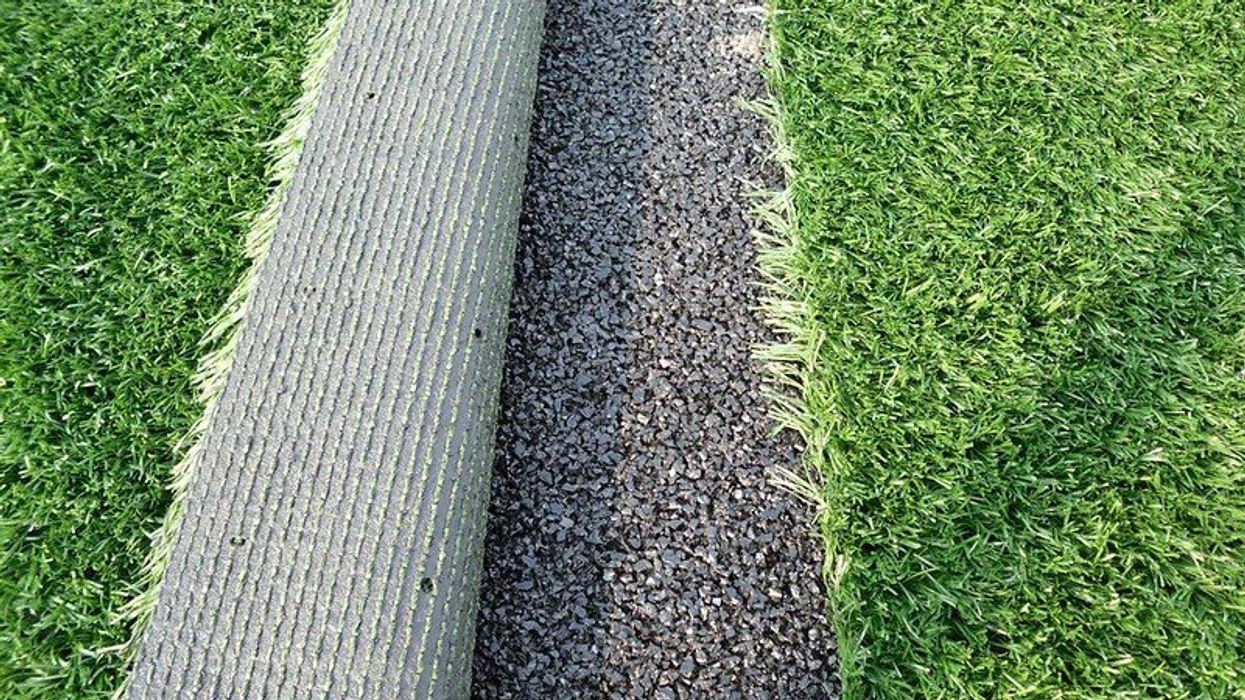 Artificial turf with rubber infill