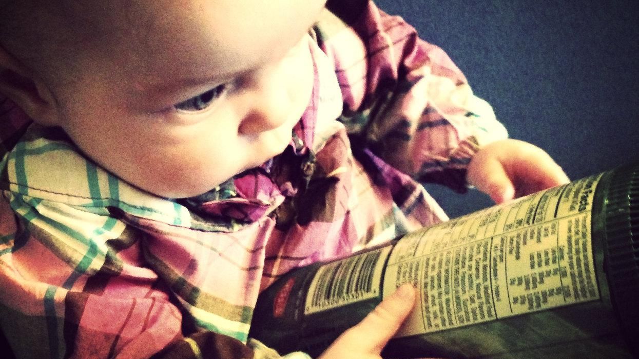 baby reading food label