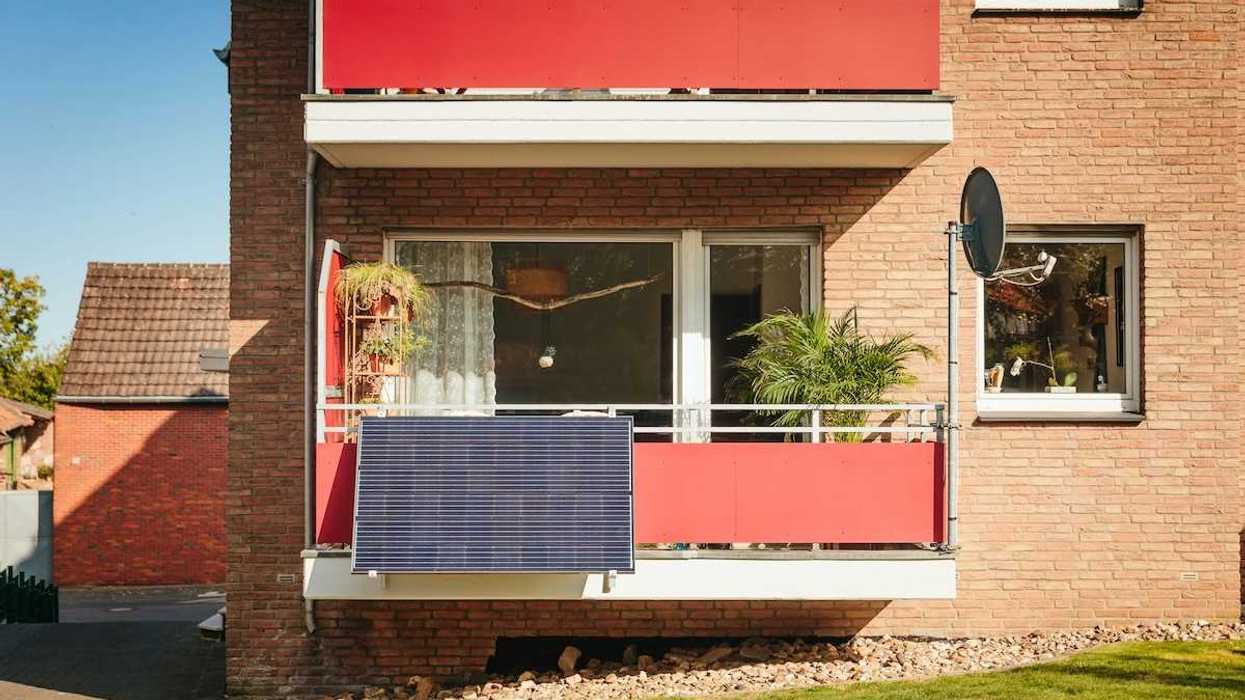 "Balcony solar" — portable plug-in solar panel