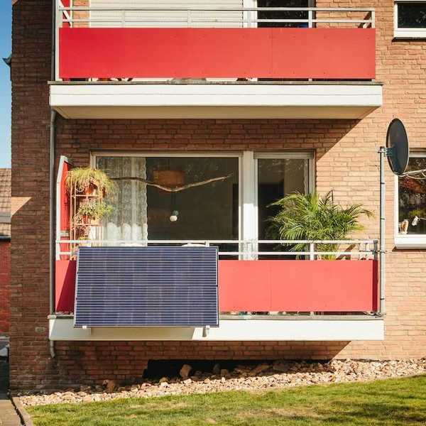 "Balcony solar" — portable plug-in solar panel