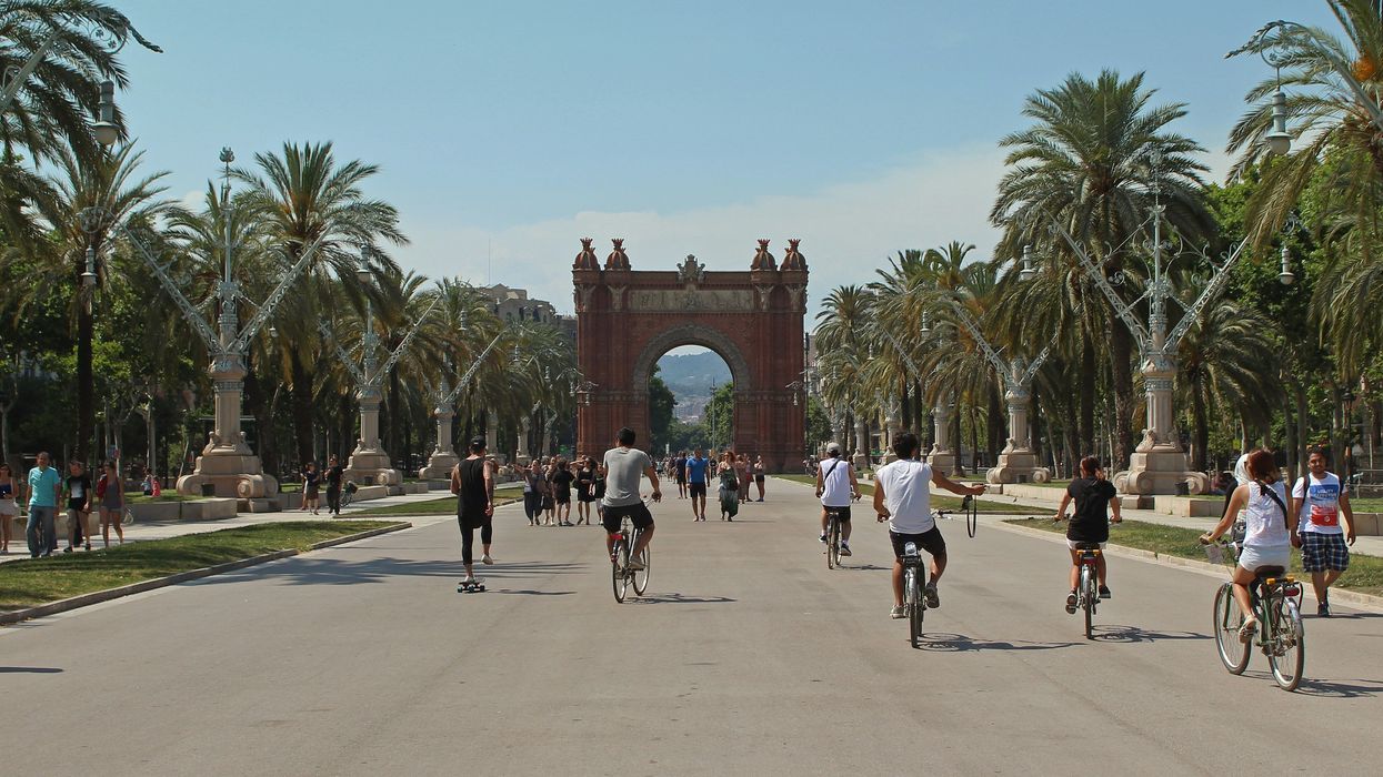 barcelona arc de triomf bicycles