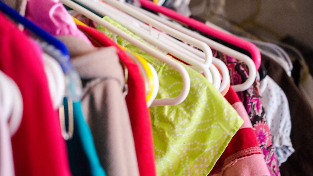 Este es el daño ambiental que causas al cambiar el armario constantemente