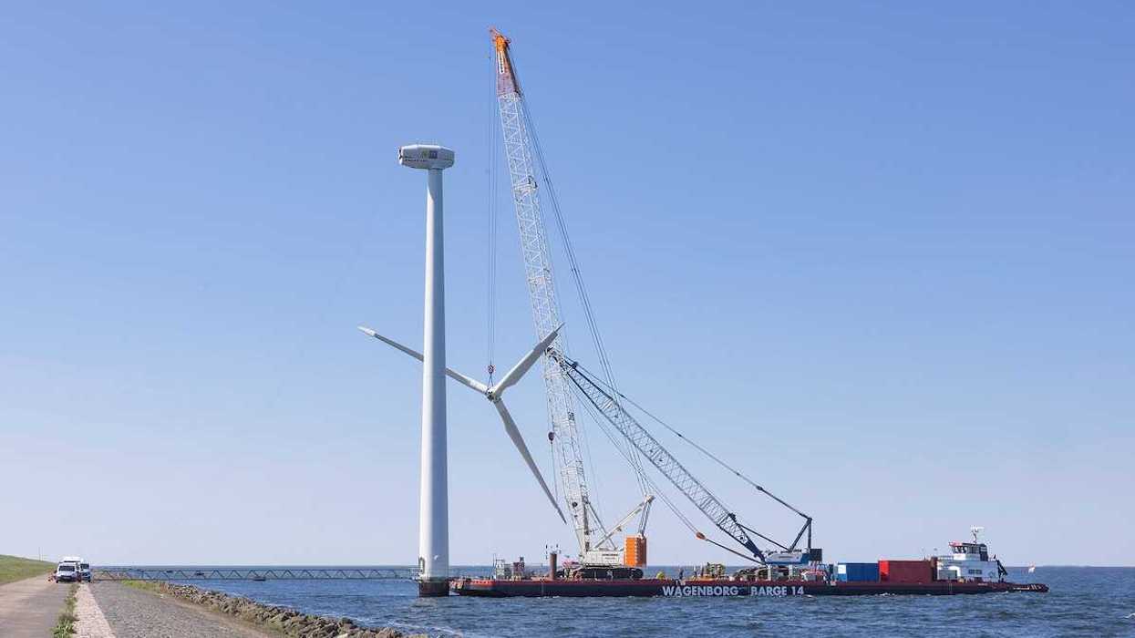Crane ship and demolition of an offshore wind turbine
