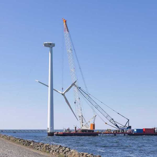 Crane ship and demolition of an offshore wind turbine