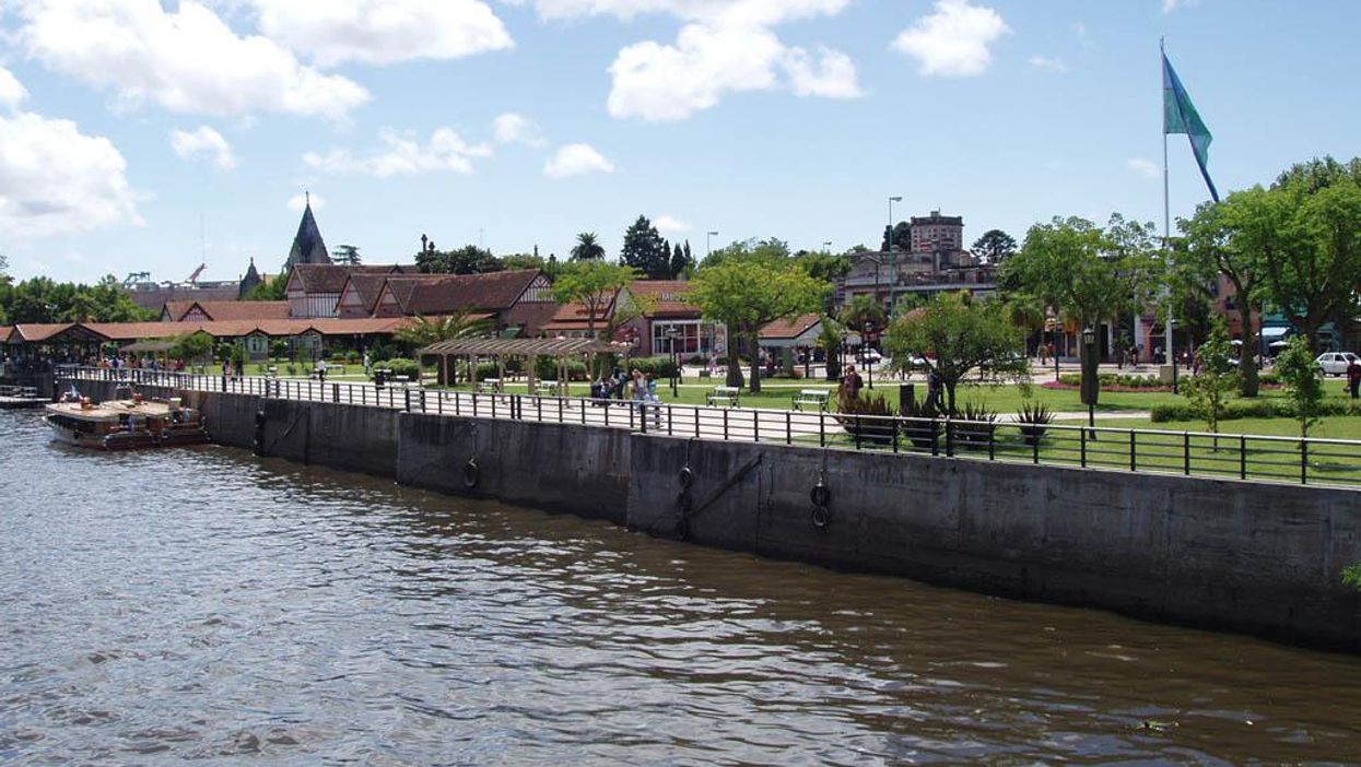 Comerciantes y ecologistas de Tigre se organizaron para limpiar el río frente al Puerto de Frutos