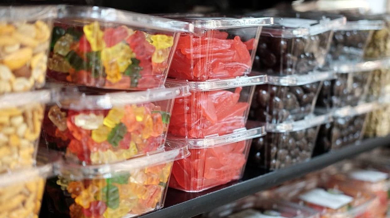 Food in disposable plastic packaging
