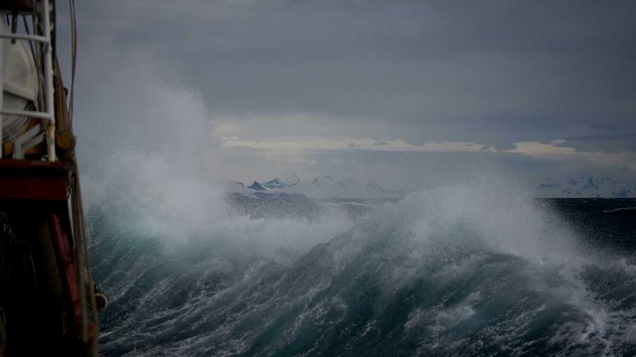 huge wave during cloudy daytime.