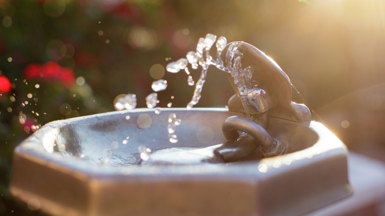 California establece el primer estándar de agua del país para contaminantes que causan cáncer