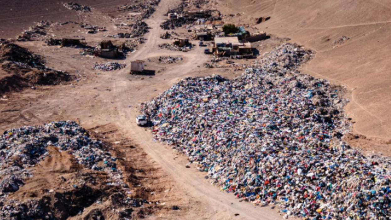 Atacama: El desierto tóxico que acumula toneladas de ropa usada en el norte de Chile