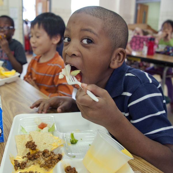 kids eating cafeteria food