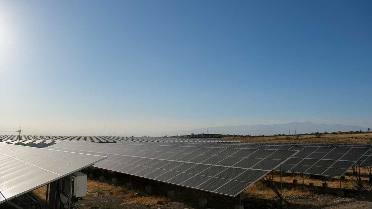Large solar field stretching to horizon