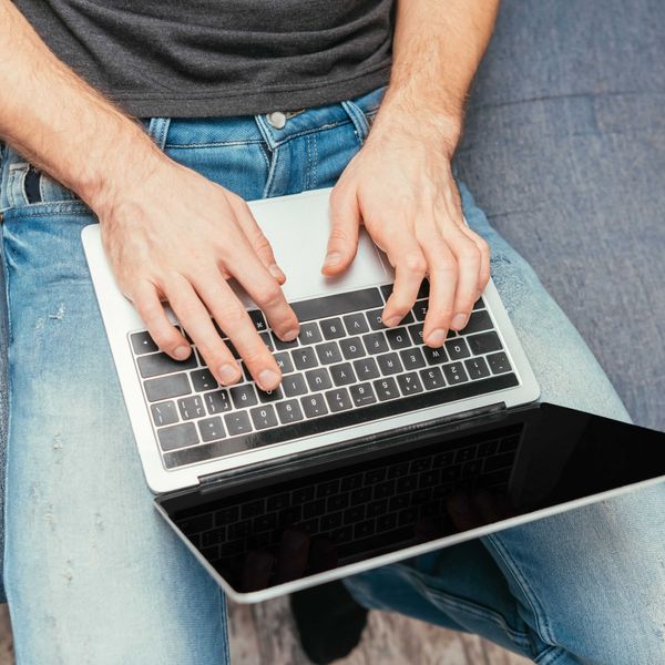 Man with a laptop in his lap