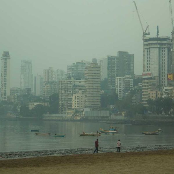 Mumbai, India, cloaked in dirty air pollution