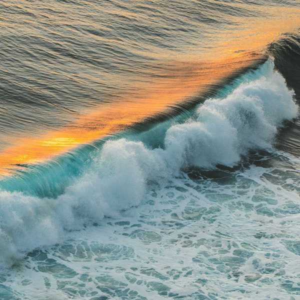 ocean waves crashing on shore during daytime