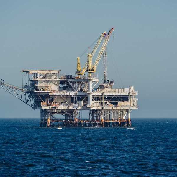 Offshore oil drilling platform