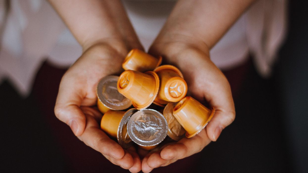 Guerra al plástico en la UE: adiós a los frascos de champú en hoteles y coto a las cápsulas de café