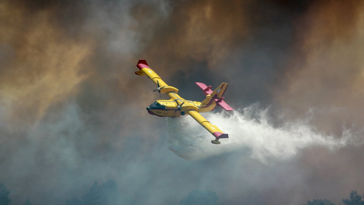 plane dropping wildfire suppressant