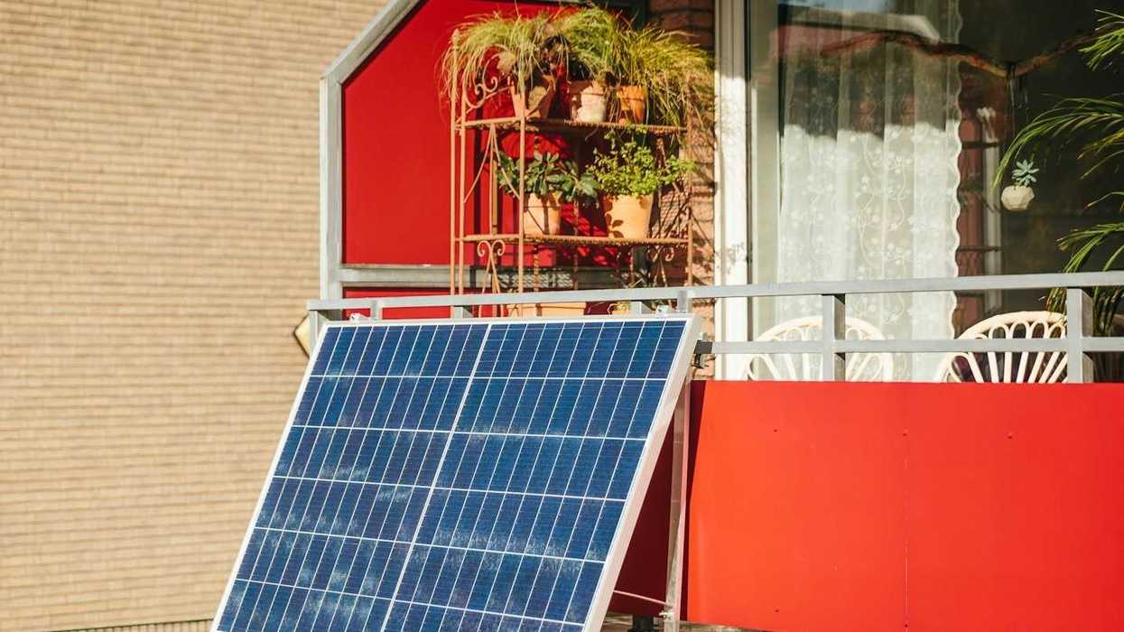 Portable balcony solar panel