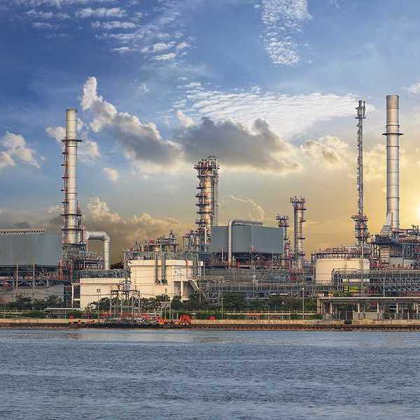 Refinery and petrochemical industrial plant