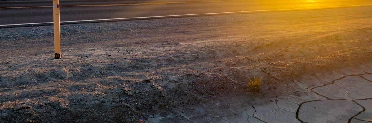 Sign "Caution! Extreme Heat Danger."