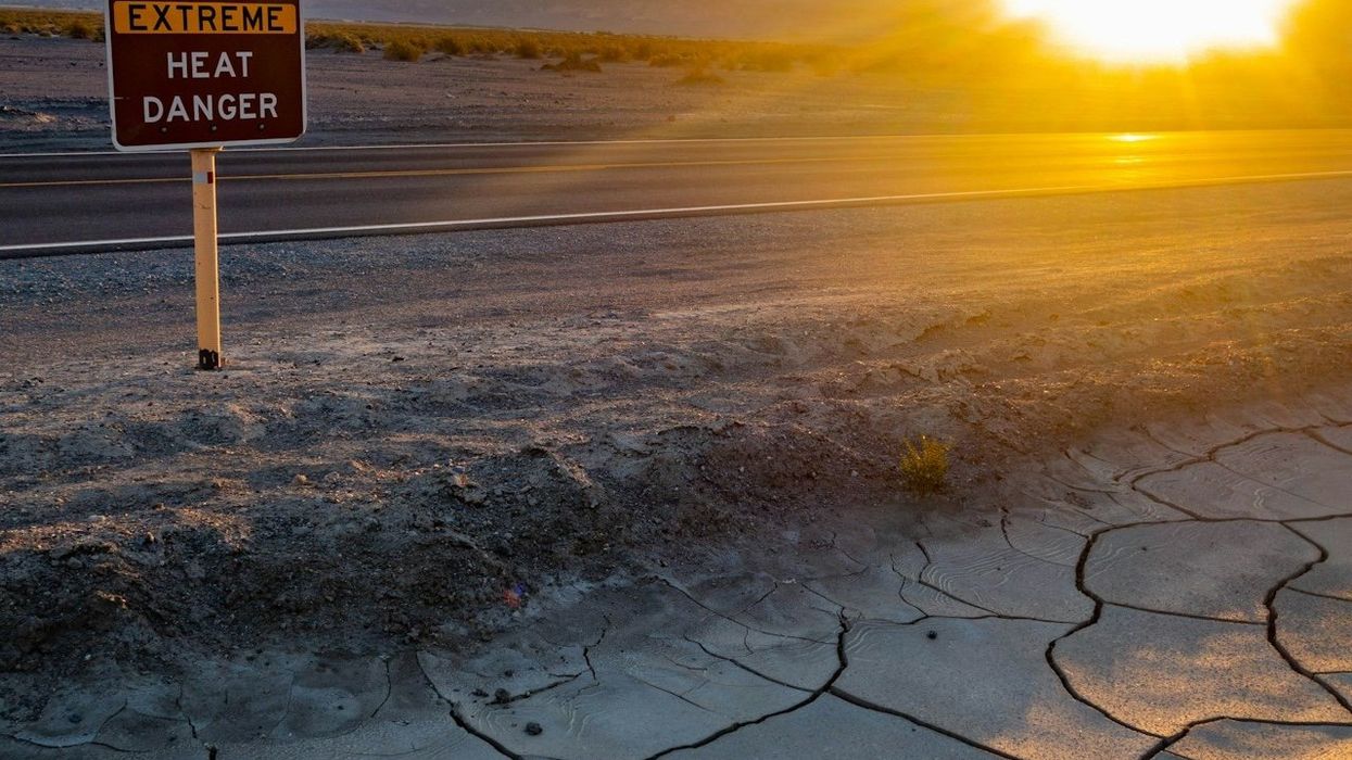 Sign "Caution! Extreme Heat Danger."