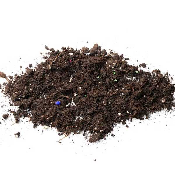 Soil contaminated with mineral fertilizers and microplastics