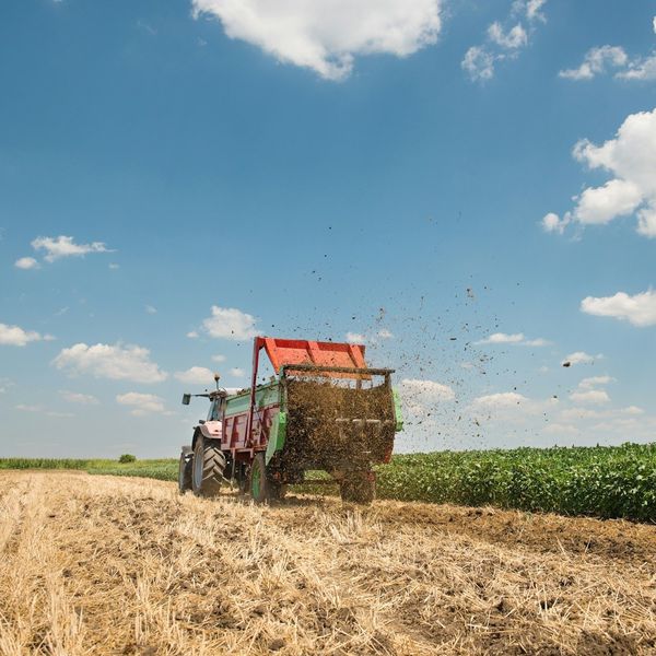 Tractor-drawn manure spreader