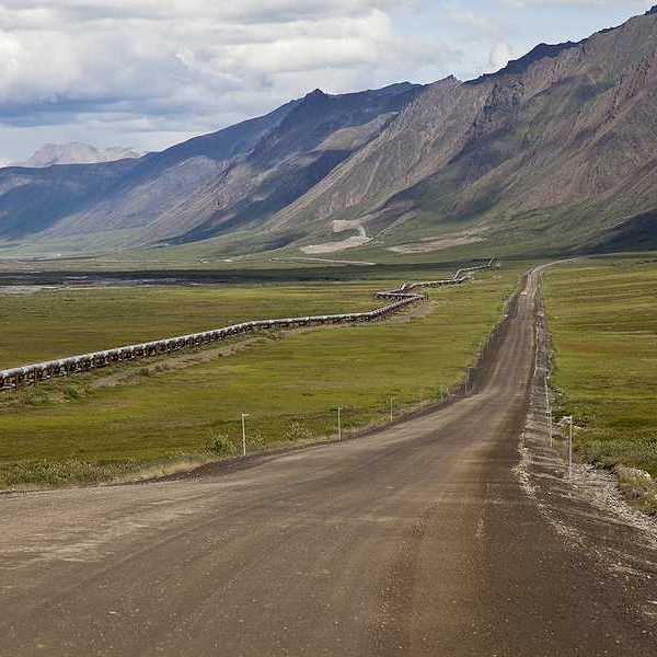 Trans Alaska pipeline along the Dalton Road